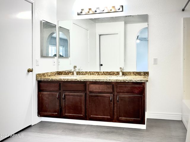 1360 S PORTLAND Avenue, Gilbert, AZ 85296