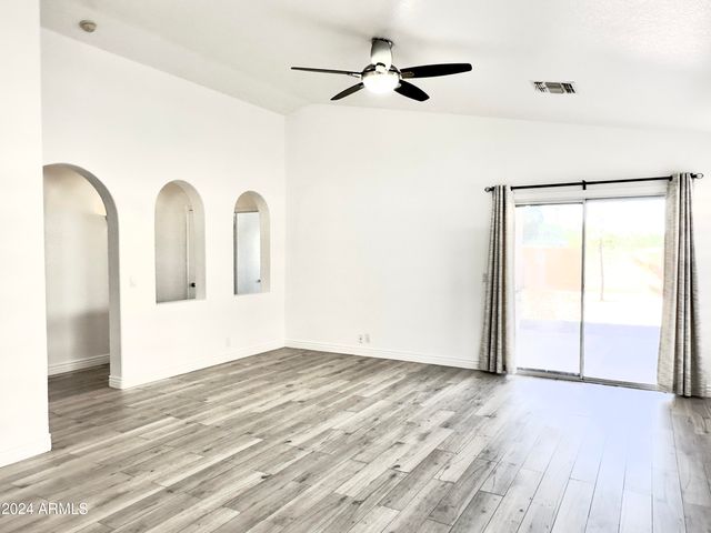 1360 S PORTLAND Avenue, Gilbert, AZ 85296
