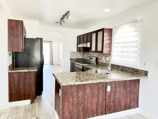1360 S PORTLAND Avenue, Gilbert, AZ 85296