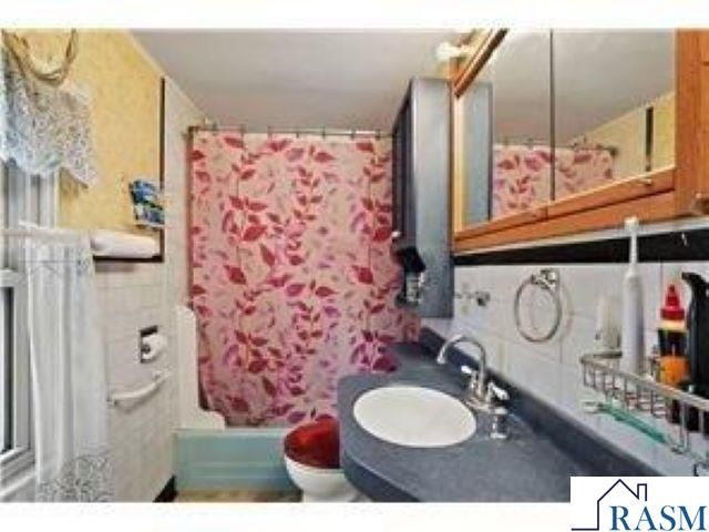 1409 N Hillsboro Avenue, Golden Valley, MN 55427