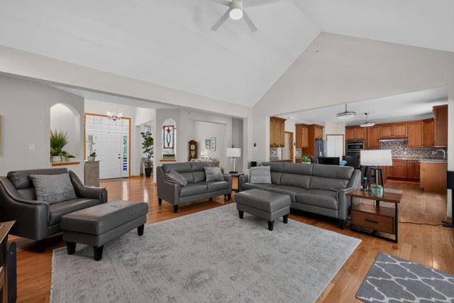 4902 W CHESTER PIKE, Newtown Square, PA 19073