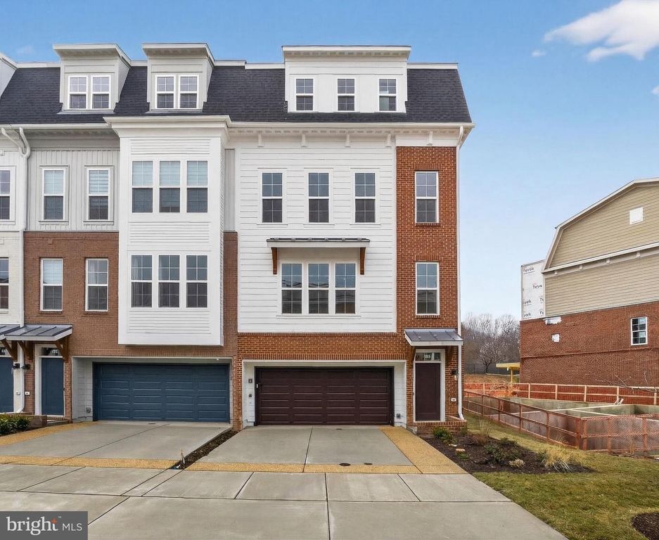 Image 1 of property listing at 2521 FARMSTEAD DR #611 LILLIAN, Rockville, MD 20850