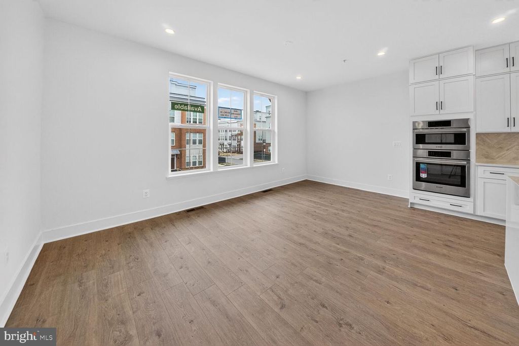 Image 10 of property listing at 2521 FARMSTEAD DR #611 LILLIAN, Rockville, MD 20850