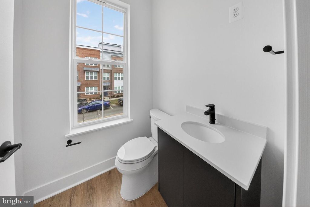 Image 11 of property listing at 2521 FARMSTEAD DR #611 LILLIAN, Rockville, MD 20850