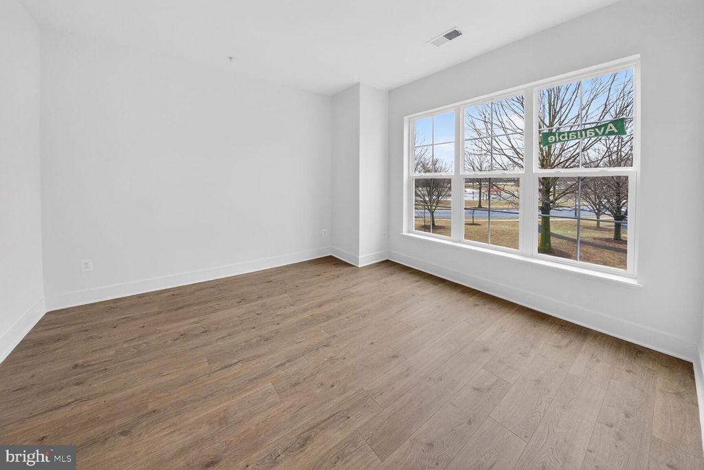 Image 12 of property listing at 2521 FARMSTEAD DR #611 LILLIAN, Rockville, MD 20850