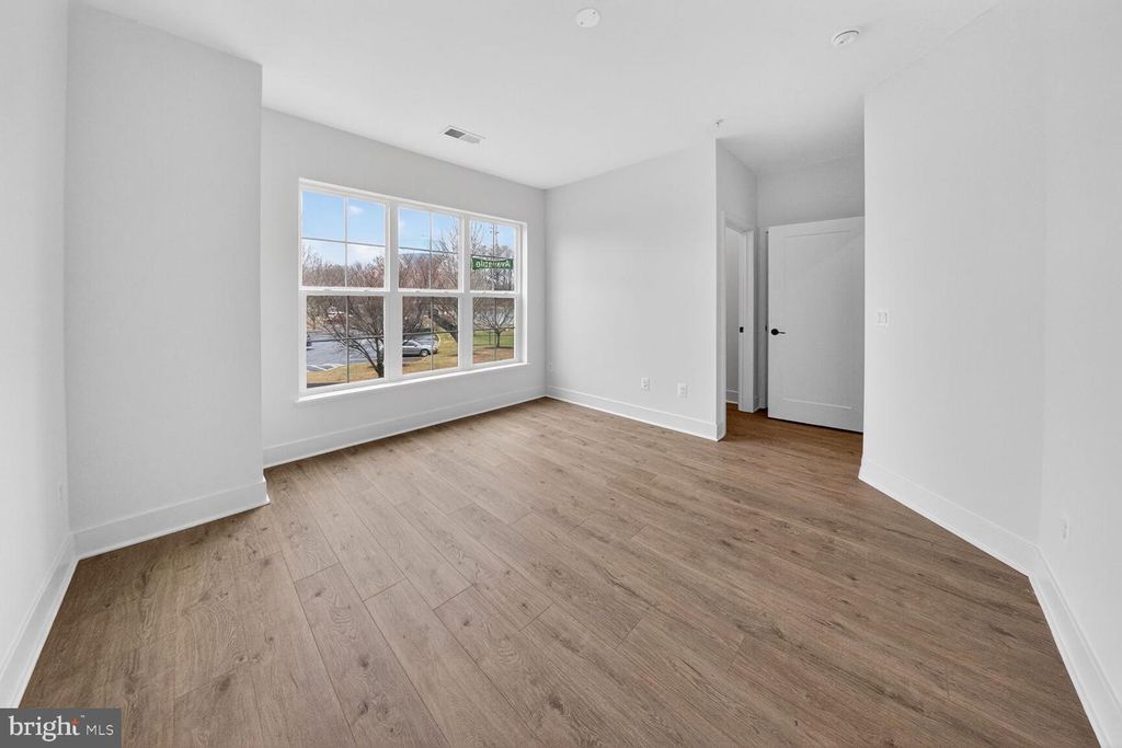 Image 13 of property listing at 2521 FARMSTEAD DR #611 LILLIAN, Rockville, MD 20850