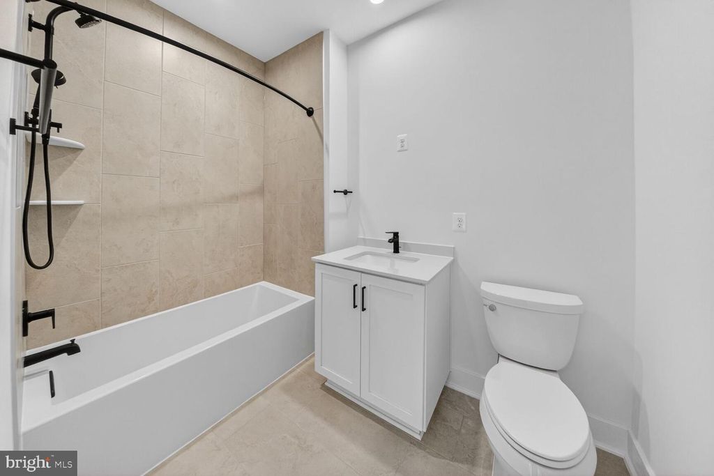 Image 14 of property listing at 2521 FARMSTEAD DR #611 LILLIAN, Rockville, MD 20850