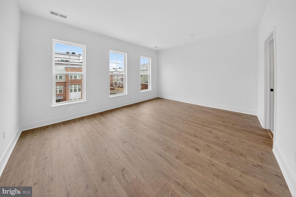 Image 15 of property listing at 2521 FARMSTEAD DR #611 LILLIAN, Rockville, MD 20850