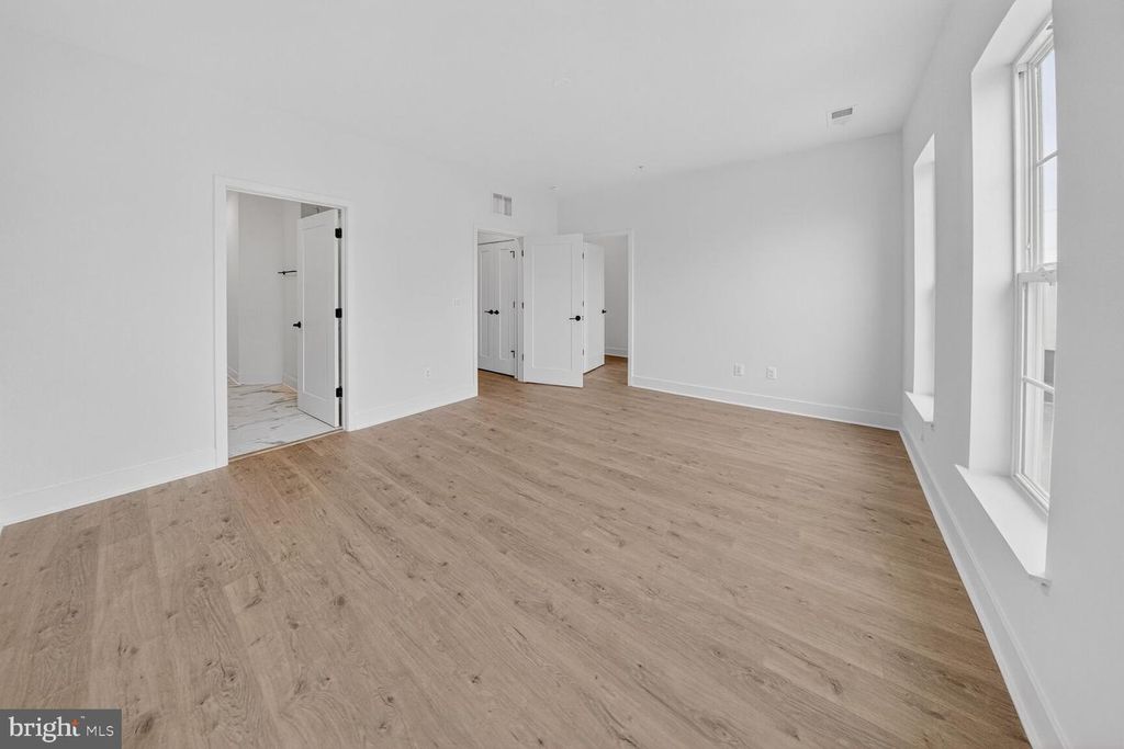 Image 16 of property listing at 2521 FARMSTEAD DR #611 LILLIAN, Rockville, MD 20850