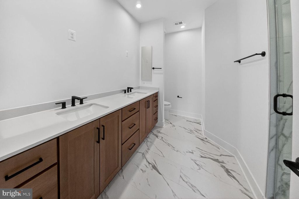 Image 17 of property listing at 2521 FARMSTEAD DR #611 LILLIAN, Rockville, MD 20850