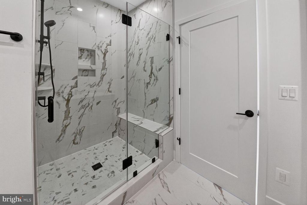 Image 18 of property listing at 2521 FARMSTEAD DR #611 LILLIAN, Rockville, MD 20850