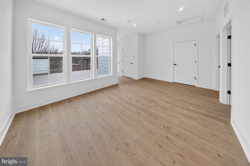 Image 19 of property listing at 2521 FARMSTEAD DR #611 LILLIAN, Rockville, MD 20850