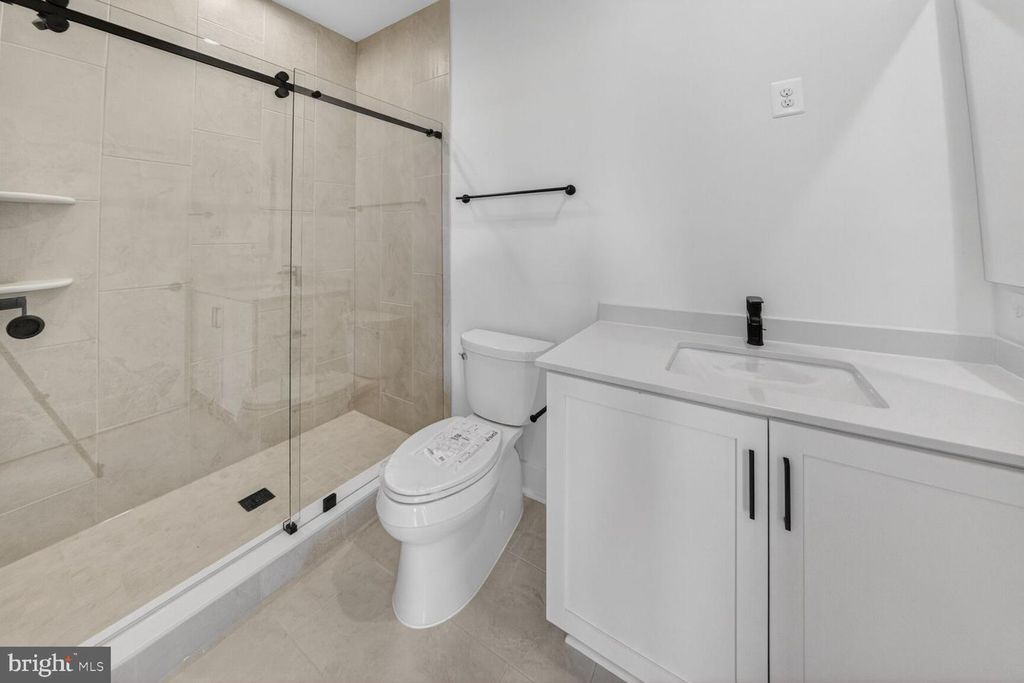 Image 20 of property listing at 2521 FARMSTEAD DR #611 LILLIAN, Rockville, MD 20850