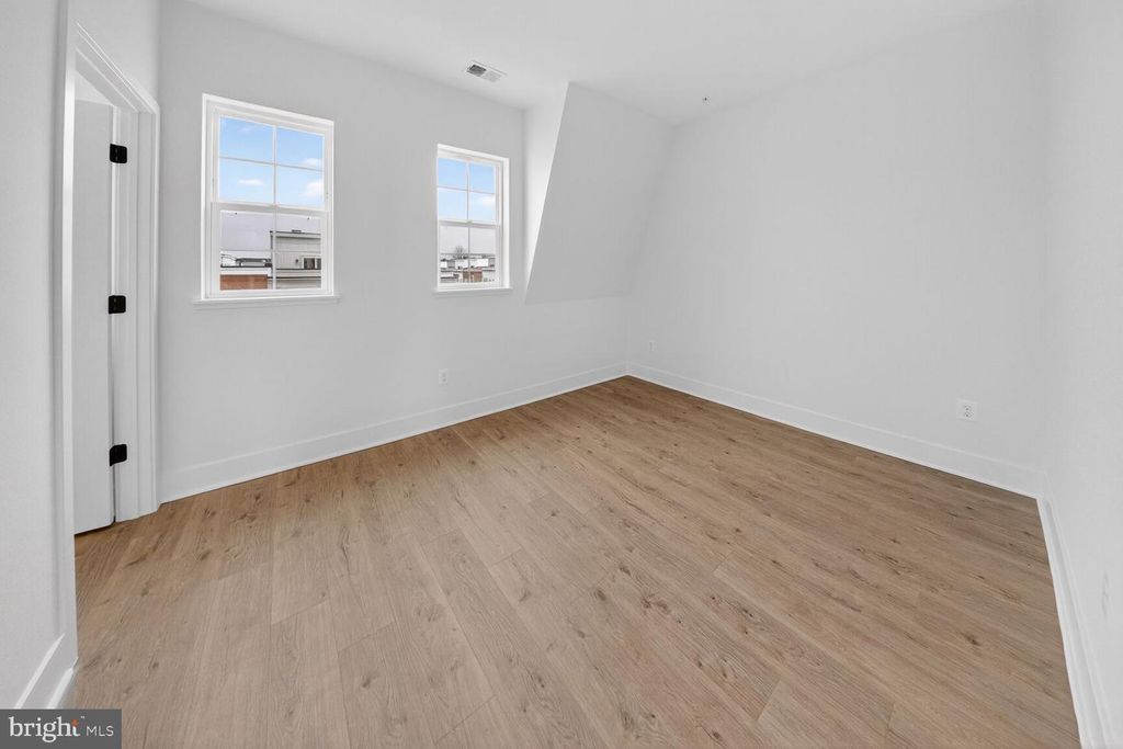 Image 21 of property listing at 2521 FARMSTEAD DR #611 LILLIAN, Rockville, MD 20850