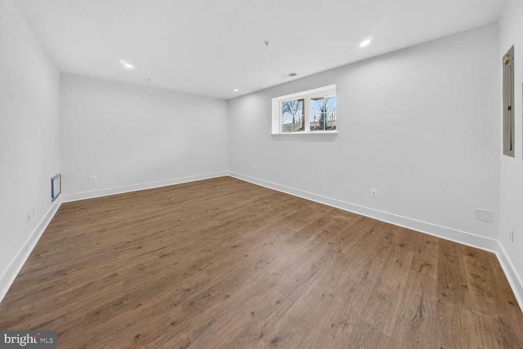 Image 23 of property listing at 2521 FARMSTEAD DR #611 LILLIAN, Rockville, MD 20850