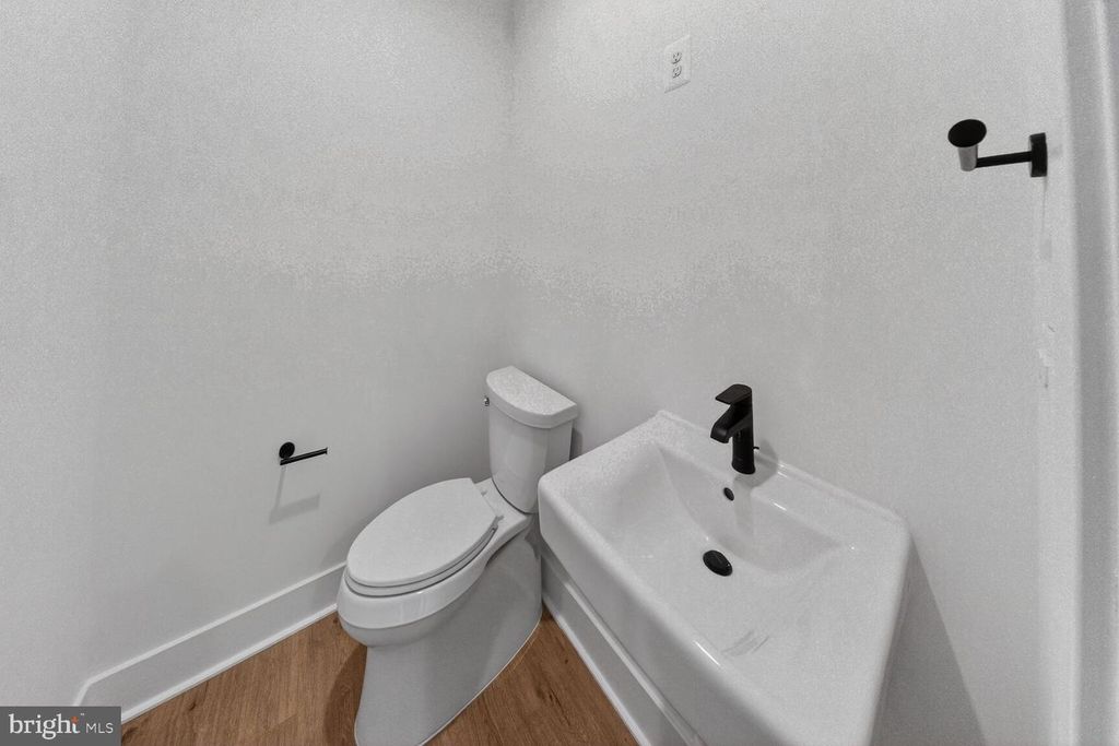 Image 24 of property listing at 2521 FARMSTEAD DR #611 LILLIAN, Rockville, MD 20850