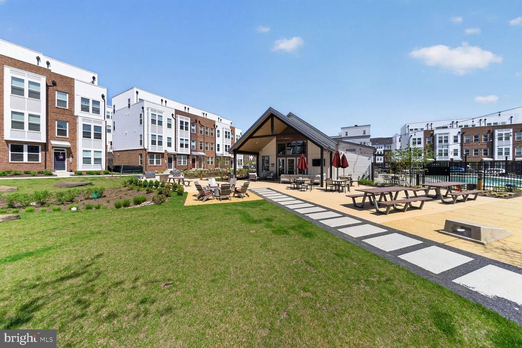 Image 29 of property listing at 2521 FARMSTEAD DR #611 LILLIAN, Rockville, MD 20850