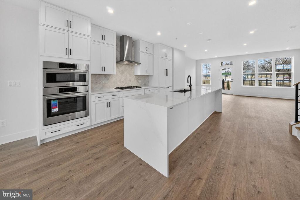 Image 3 of property listing at 2521 FARMSTEAD DR #611 LILLIAN, Rockville, MD 20850