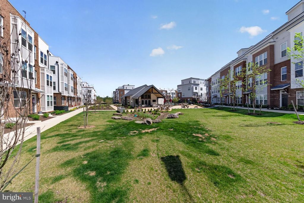 Image 30 of property listing at 2521 FARMSTEAD DR #611 LILLIAN, Rockville, MD 20850