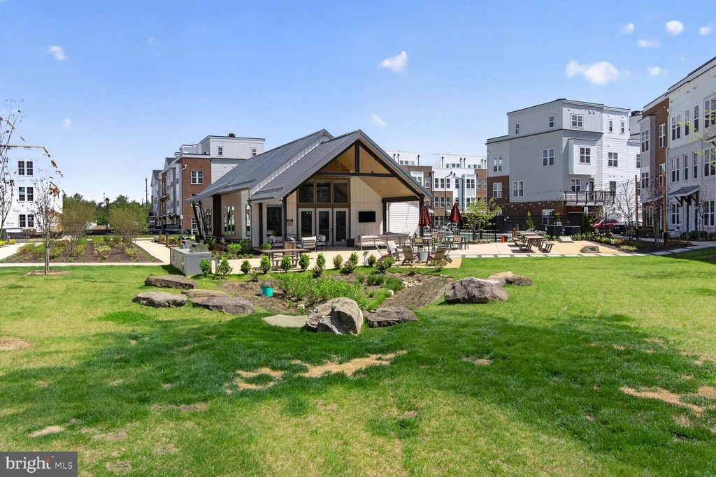 Image 31 of property listing at 2521 FARMSTEAD DR #611 LILLIAN, Rockville, MD 20850