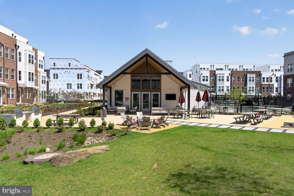 Image 32 of property listing at 2521 FARMSTEAD DR #611 LILLIAN, Rockville, MD 20850