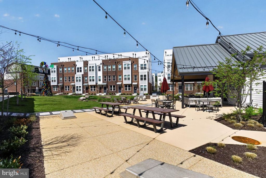 Image 36 of property listing at 2521 FARMSTEAD DR #611 LILLIAN, Rockville, MD 20850