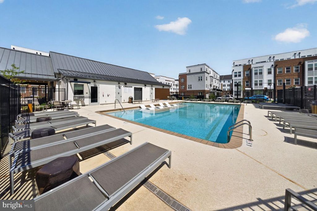 Image 37 of property listing at 2521 FARMSTEAD DR #611 LILLIAN, Rockville, MD 20850