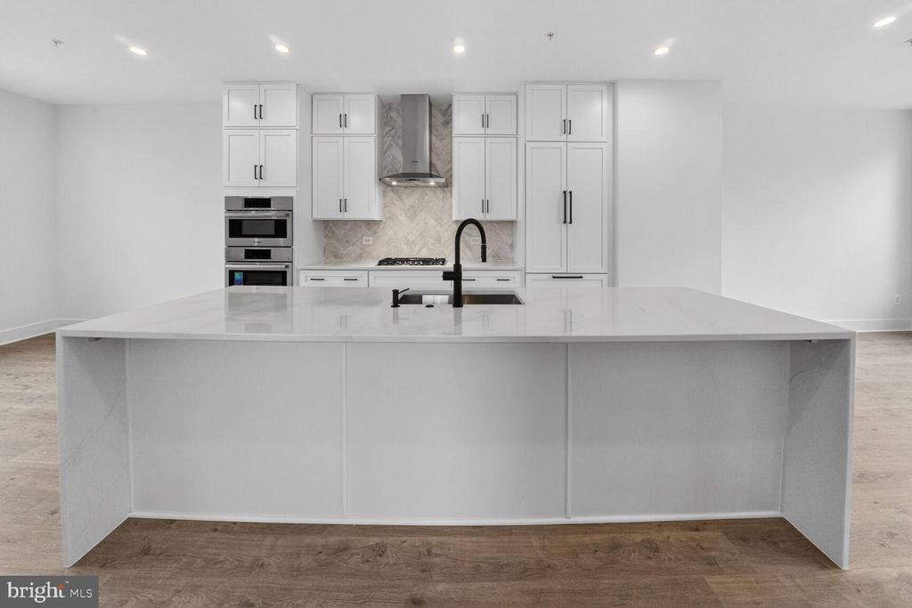 Image 4 of property listing at 2521 FARMSTEAD DR #611 LILLIAN, Rockville, MD 20850