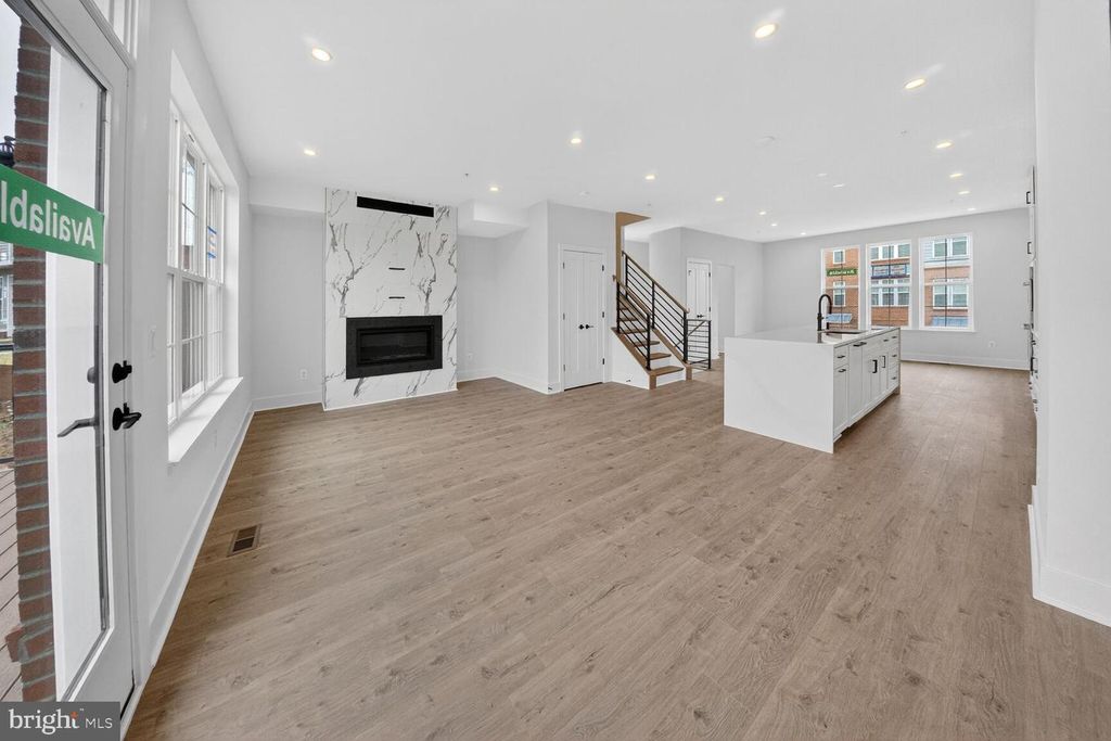 Image 5 of property listing at 2521 FARMSTEAD DR #611 LILLIAN, Rockville, MD 20850