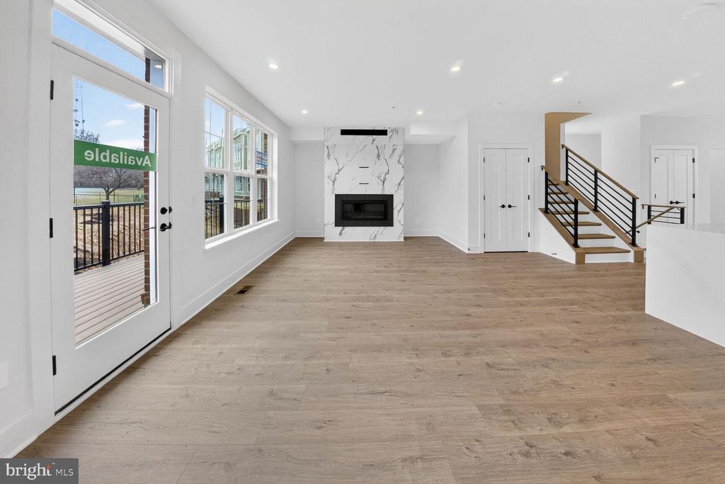 Image 6 of property listing at 2521 FARMSTEAD DR #611 LILLIAN, Rockville, MD 20850