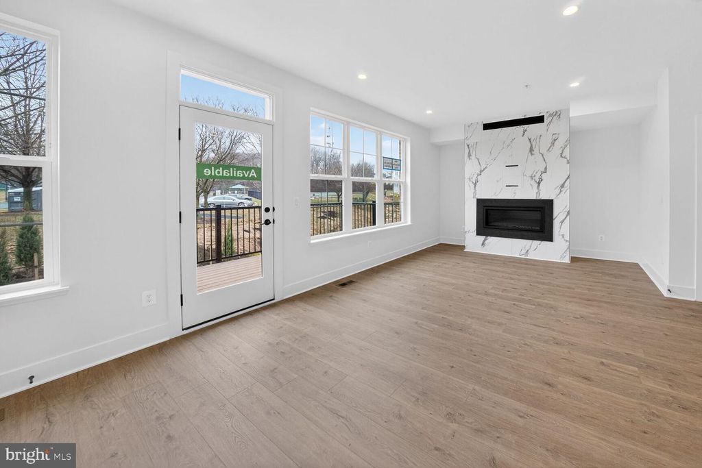 Image 7 of property listing at 2521 FARMSTEAD DR #611 LILLIAN, Rockville, MD 20850