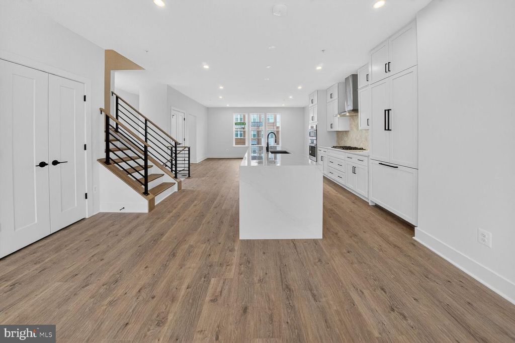 Image 8 of property listing at 2521 FARMSTEAD DR #611 LILLIAN, Rockville, MD 20850