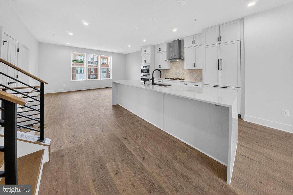 Image 9 of property listing at 2521 FARMSTEAD DR #611 LILLIAN, Rockville, MD 20850