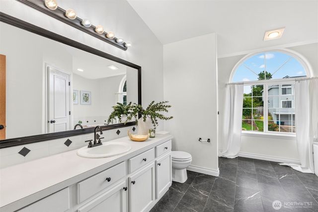 1247 E Pioneer Loop, La Center, WA 98629