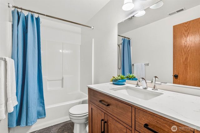 1247 E Pioneer Loop, La Center, WA 98629