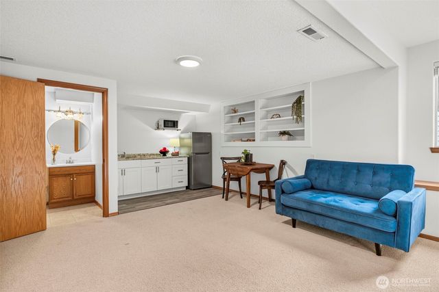 1247 E Pioneer Loop, La Center, WA 98629