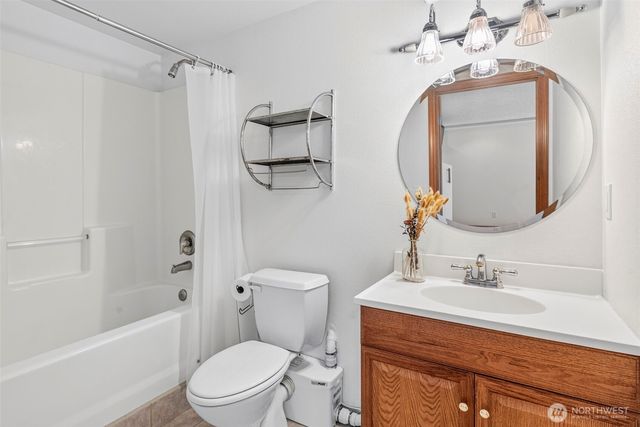1247 E Pioneer Loop, La Center, WA 98629