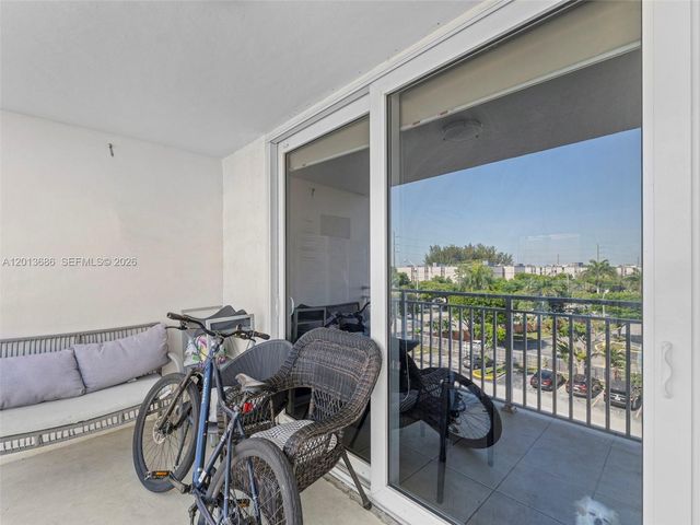 6950 Miami Gardens Dr 2-506, Hialeah, FL 33015