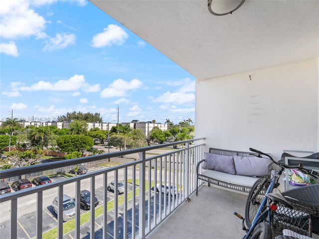 6950 Miami Gardens Dr 2-506, Hialeah, FL 33015