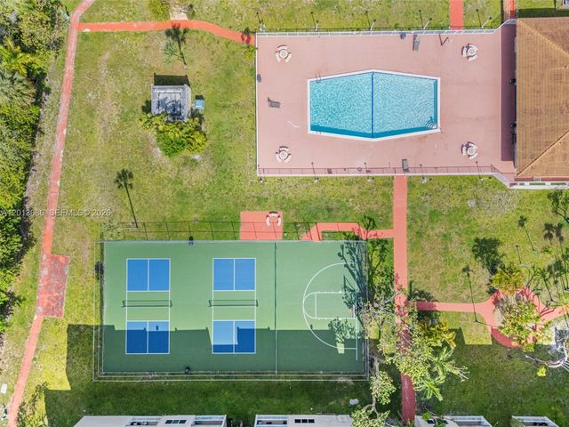 6950 Miami Gardens Dr 2-506, Hialeah, FL 33015