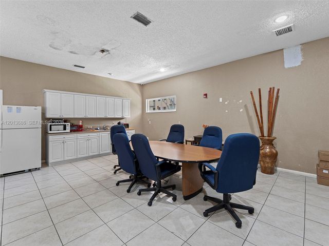 6950 Miami Gardens Dr 2-506, Hialeah, FL 33015