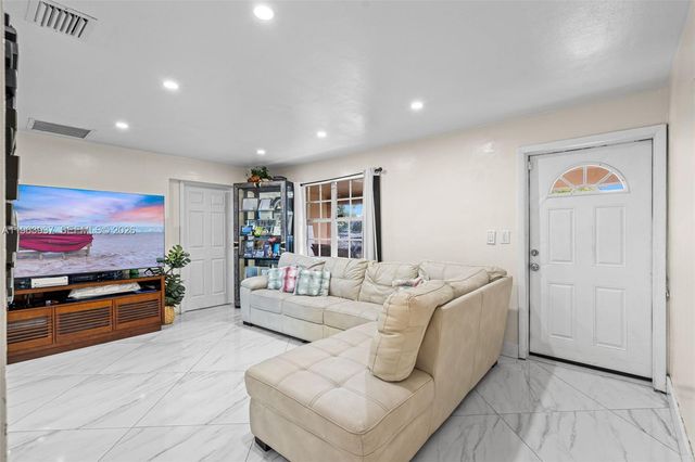 6233 Rodman St, Hollywood, FL 33023