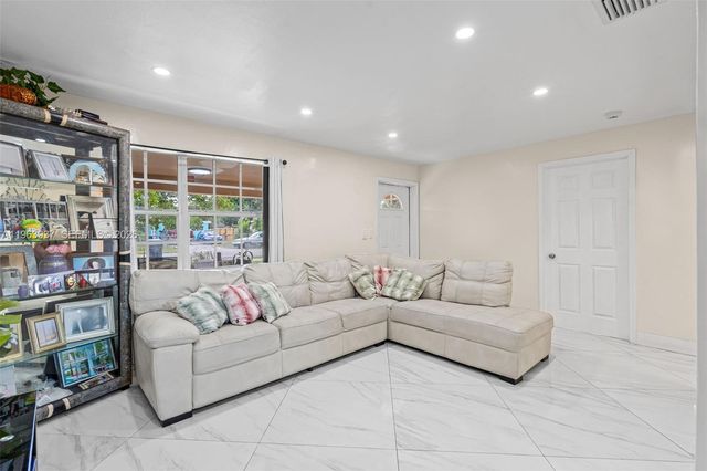 6233 Rodman St, Hollywood, FL 33023