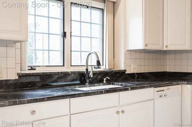 2038 Haverford Drive, Troy, MI 48098