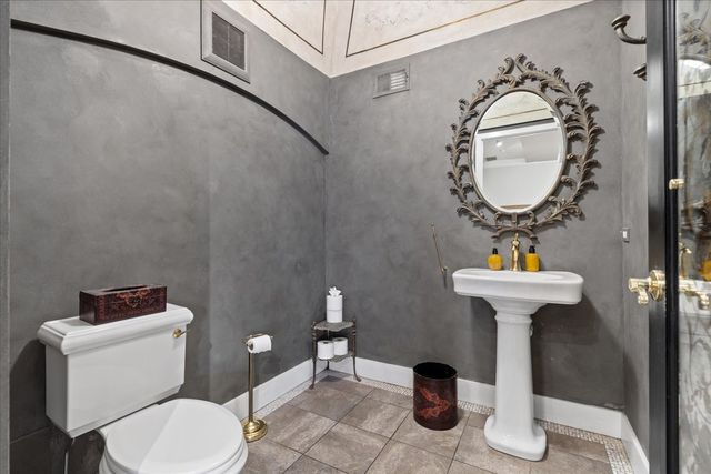 2016 W Concord Place, Chicago, IL 60647