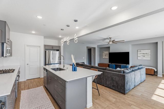 952 Pinnacle Drive W, Madera, CA 93636