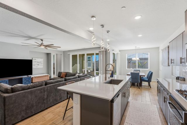 952 Pinnacle Drive W, Madera, CA 93636