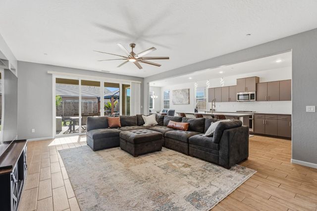 952 Pinnacle Drive W, Madera, CA 93636