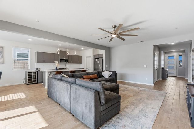 952 Pinnacle Drive W, Madera, CA 93636