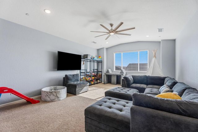 952 Pinnacle Drive W, Madera, CA 93636